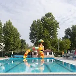 Κάμπινγκ New In Village