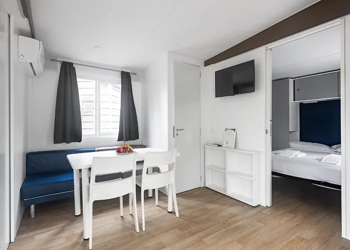 New In Village Κάμπινγκ